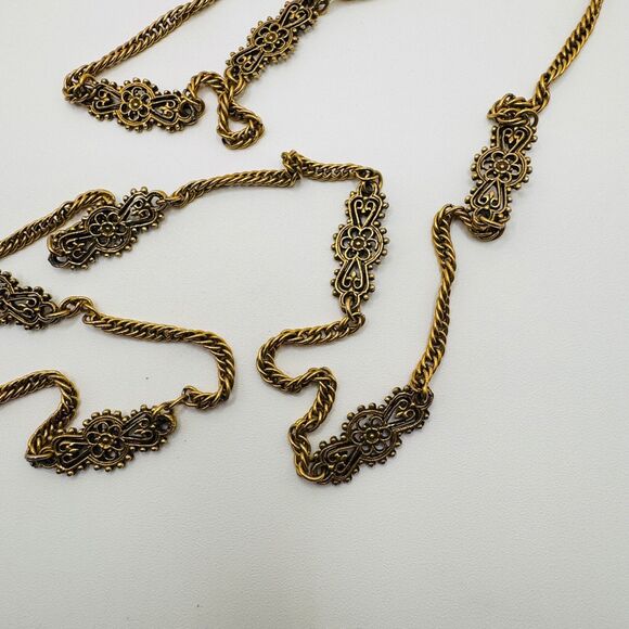Accessocraft N.Y.C. Necklace Ornate Filigree Central Floral Motif. Gold Tone - Picture 4 of 6